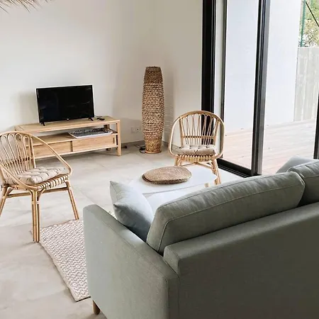 Copines, 4 Pers, Piscine Chauffee, 5 Mn